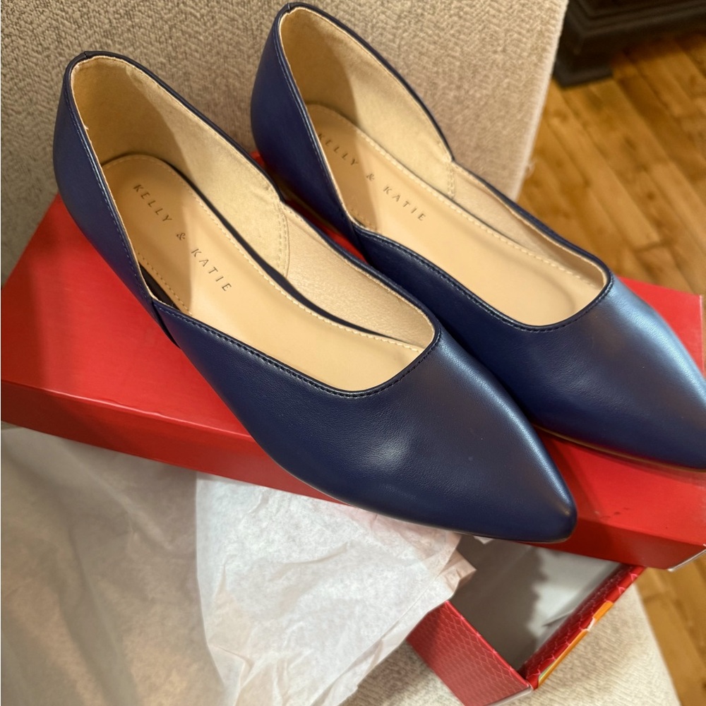 New in box Kelly & Katie Alice Flats size 7 - Navy